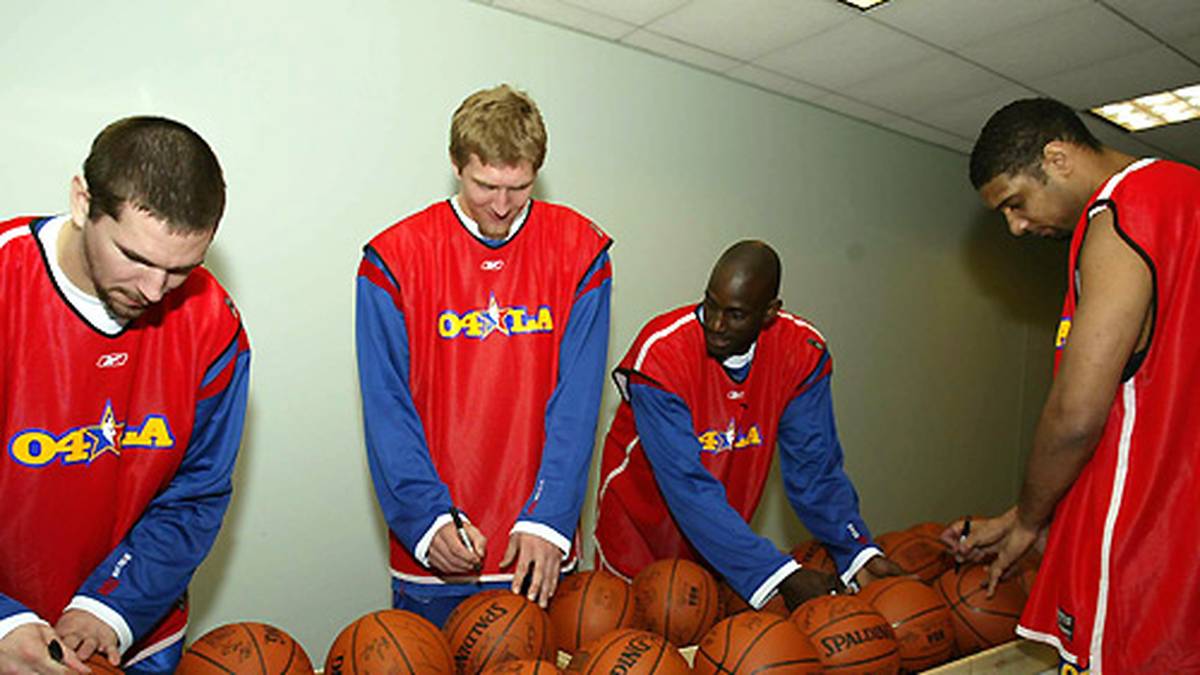 Ein unerwarteter Gast beim All-Star Game 2004: Brad Miller (l.) läuft mit Kevin Garnett (3.v.l.), Tim Duncan und Nowitzki auf