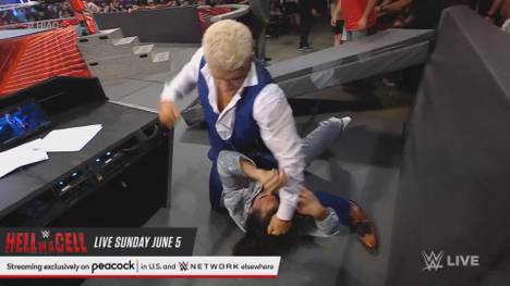 Vor ihrem großen Käfigmatch bei Hell in a Cell am Sonntag begegnen sich Cody Rhodes und Seth Rollins bei WWE ein letztes Mal - und es fliegen die Fetzen ...