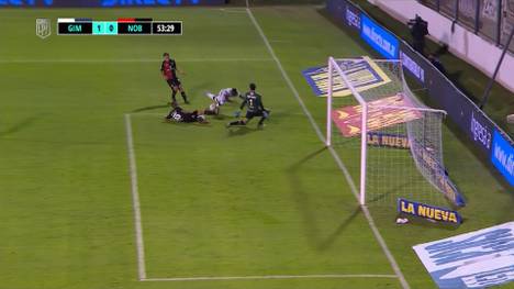 In der argentinischen Primera Division besiegte La Plata die Newell's Old Boys mit 2:1. Johan Carbonero sorgt auf etwas verrückte Art und Weise für das erste Tor.