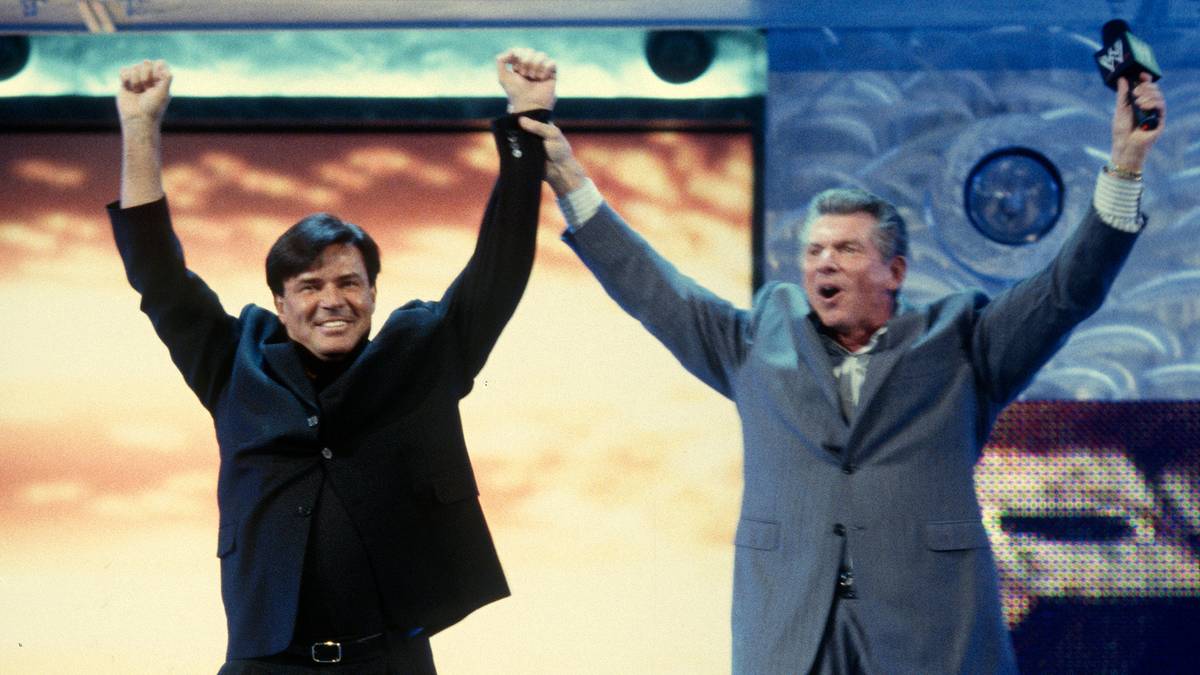 15. JULI 2002 - Ein Jahr nach dem Ende der WCW dieser unglaubliche Moment: Der ehemalige WCW-Boss Eric Bischoff heuert bei WWE an und wird von Vince McMahon zum General Manager von RAW ernannt