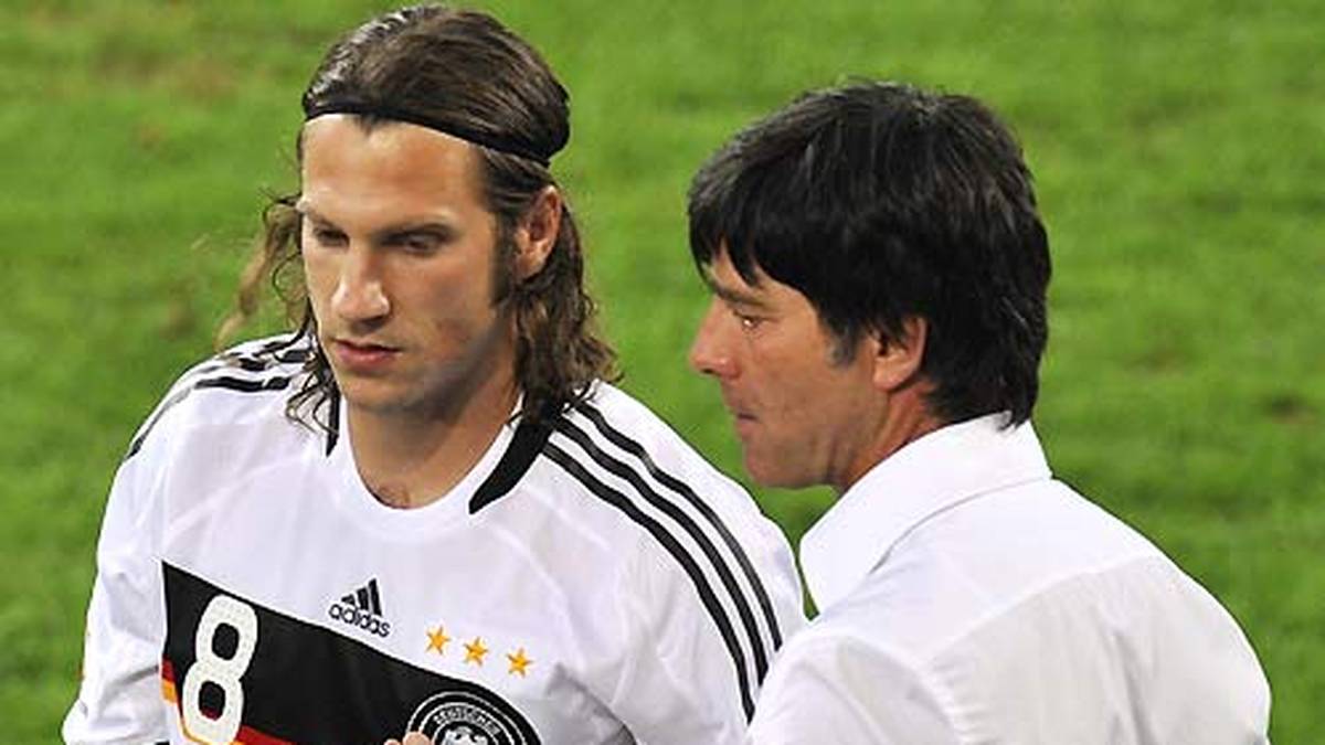 Erste Spannungen mit Bundestrainer Joachim Löw gibt es bei der EM 2008. Nach einer Rippenverletzung fällt Frings für ein Spiel aus und sitzt anschließend im Halbfinale gegen die Türkei nur auf der Bank