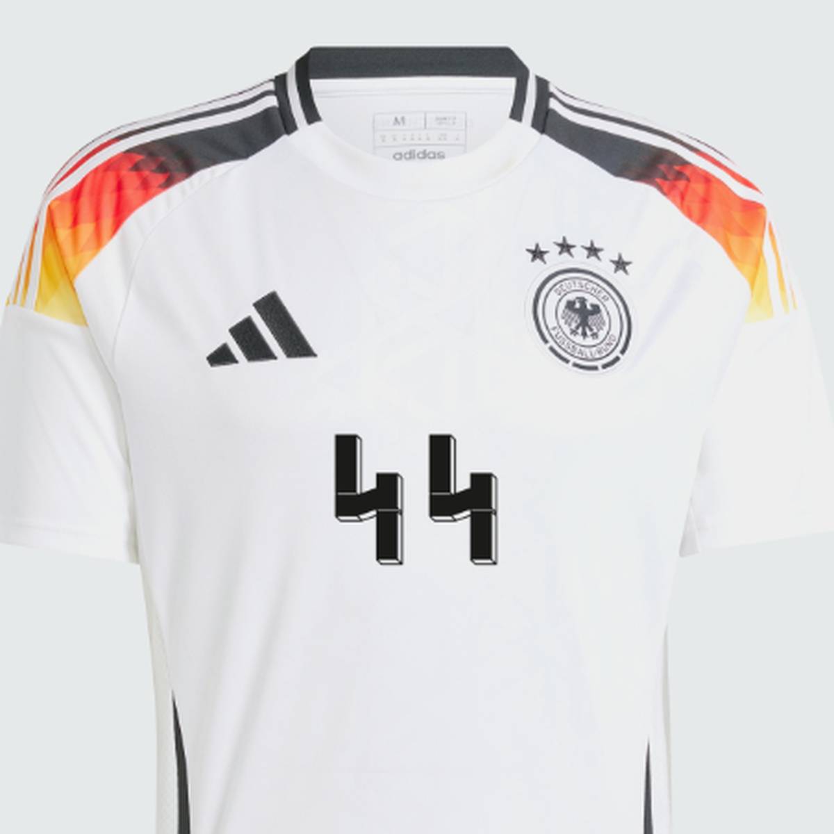 Nazi Wirbel um DFB Trikot Adidas reagiert