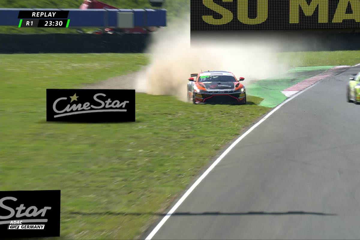 Mercedes-Sieg zum Saisonauftakt der ADAC GT4 Germany in Oschersleben. Roman Fellner-Feldegg patzt entscheidend. 