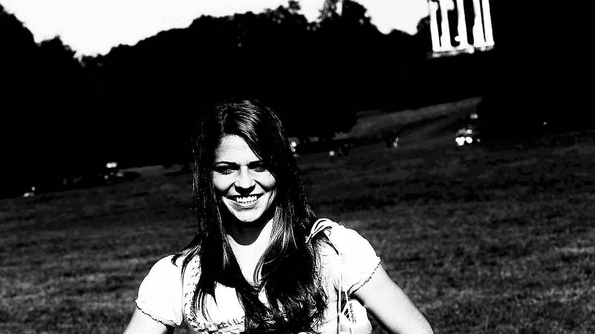 Die nächste amtierende deutsche Meisterin im Kader von Bundestrainerin Silvia Neid. Leupolz, gebürtige Allgäuerin, war Vorgängerin von Däbritz als beste deutsche Nachwuchskickerin. In der Bundesliga wurde sie 2014/15 zur "Spielerin der Saison" gekürt