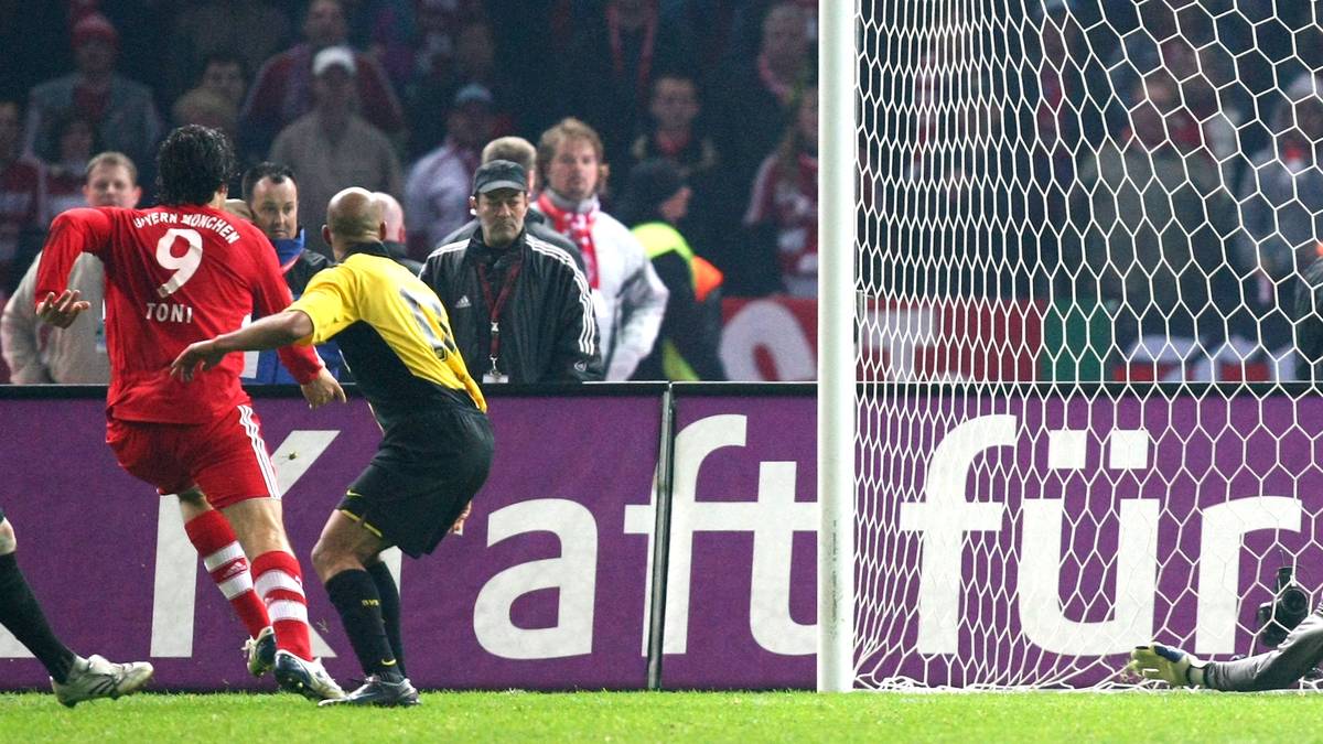 Der klare Favorit aus München tut sich allerdings lange schwer gegen die tapferen Borussen. Erst Luca Toni erlöst die Bayern und sorgt mit seinem Tor zum 2:1 in der 103. Minute für einen würdigen Abschied des "Titans"