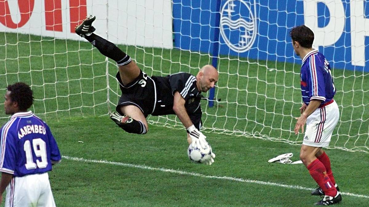 Der Welttorhüter von 2000 musste fünf Jahre zuvor eine Dopingsperre absitzen, weil ihm Haschisch-Konsum nachgewiesen wurde. Versuchte sich nach der Fußballkarriere mit überschaubarem Erfolg im Motorsport