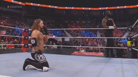 Bei WWE Monday Night RAW zerfällt das ungleiche Duo aus Ex-Champion AJ Styles und 2,20-Meter-Riese Omos. Der Hüne wendet sich gegen den Mentor und will nun allein durchstarten.
