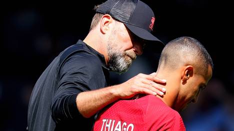 Der ehemalige Bayern-Star Thiago fällt vorerst aus. Jürgen Klopp, dem langsam die Spieler ausgehen, spricht über die Sinnhaftigkeit von Transfers - und warnt vor Panik.