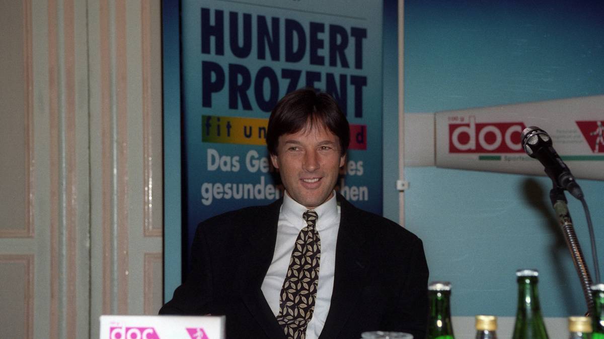 Über die Jahre baut sich Müller-Wohlfahrt einen Ruf als Wunderheiler auf. Er nutzt seine Popularität unter anderem für die Veröffentlichung eigener Produktlinien wie der Schmerzsalbe "Doc"