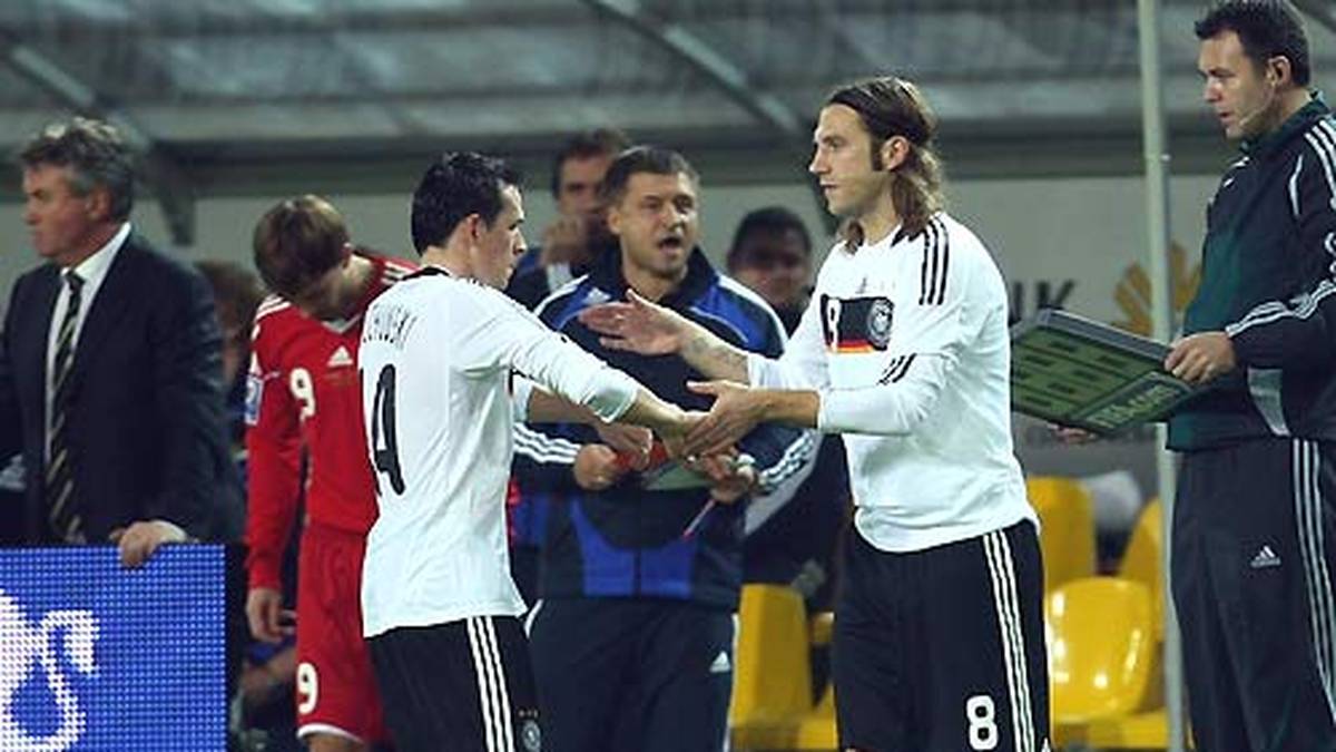 Dort findet er sich auch im Oktober beim WM-Qualifikationsspiel gegen Russland wieder. Erst in Halbzeit zwei wird Frings für Piotr Trochowski eingewechselt