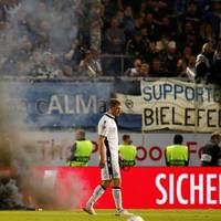 Arminia Bielefeld droht nach einem Debakel im von Fan-Ausschreitungen überschatteten Relegations-Hinspiel der zweite Abstieg nacheinander.