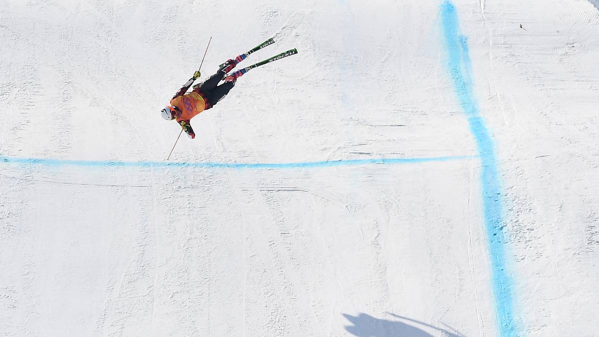 Der Kanadier wird durch die Luft gewirbelt, fliegt in etwa 40 Meter weit...
