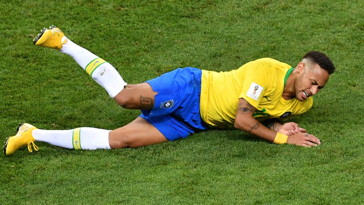 Den Höhepunkt bildet Neymars Sturz im Viertelfinale gegen Belgien. Der Dribbelkünstler zieht in den Strafraum und hebt ab, ohne von Gegenspieler Maroune Fellaini touchiert worden zu sein. Er steht schnell wieder auf, um eine Gelbe Karte zu vermeiden und im möglichen Halbfinale gesperrt zu werden. Der Shitstorm ist dennoch riesig