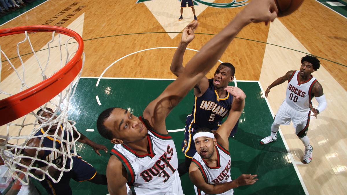 John Henson versucht es dagegen mit Erfolg als Faustballer