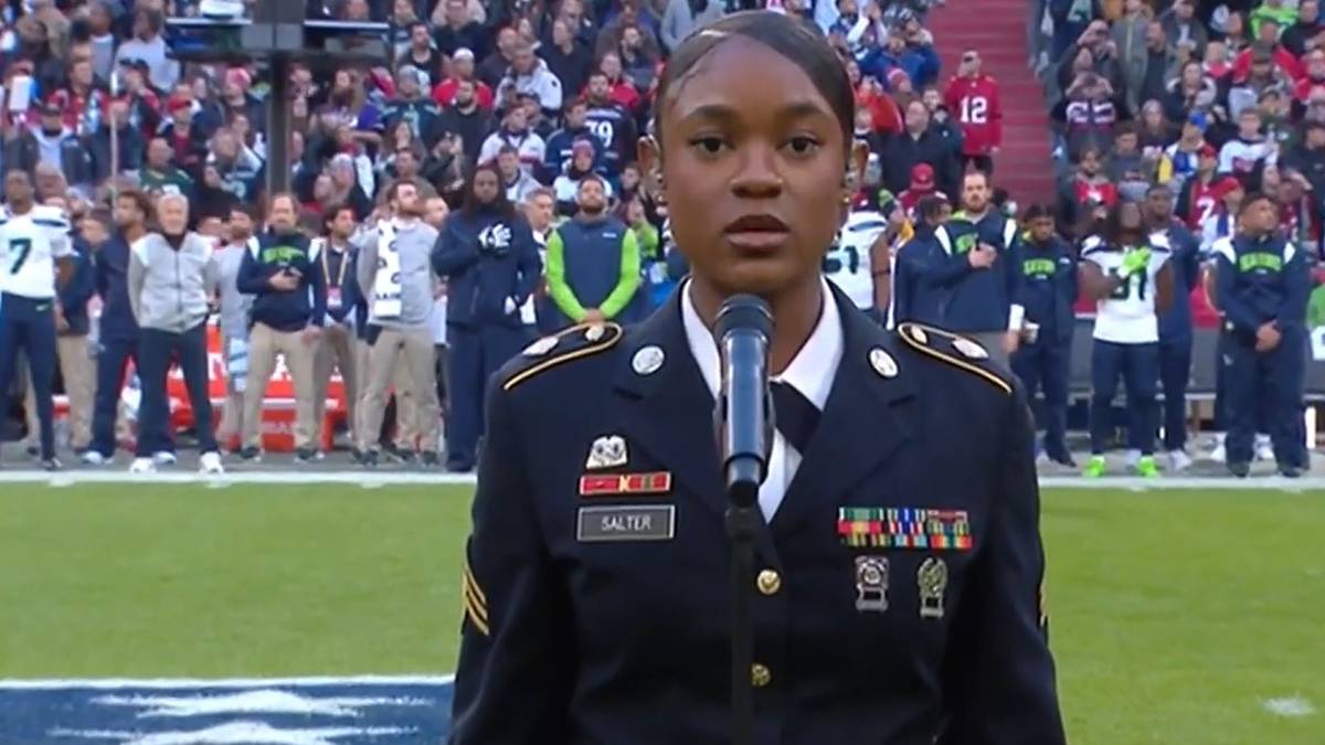 Sergeant Melody Salter sang vor dem NFL Munich Game die US-Hymne