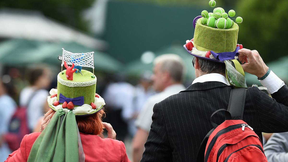 ... und viele Zuschauer kommen mit originellen Hüten auf die Anlage