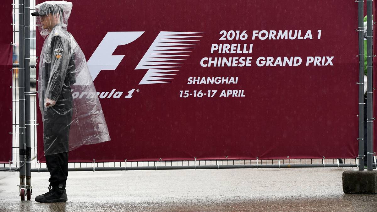 Die Formel 1 macht Station in China und nicht nur das Wetter sorgt am Samstag für Spannung. Auch die Rückkehr zum alten Modus verspricht ein interessanteres Qualifying als bei den letzten beiden Rennen. SPORT1 hat die Bilder des Qualifyings