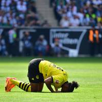 Sébastien Haller feiert sein Startelf-Comeback bei Borussia Dortmund - doch dieses ist nach nicht einmal zehn Minuten schon wieder vorbei. Der Ivorer verletzt sich erneut.  