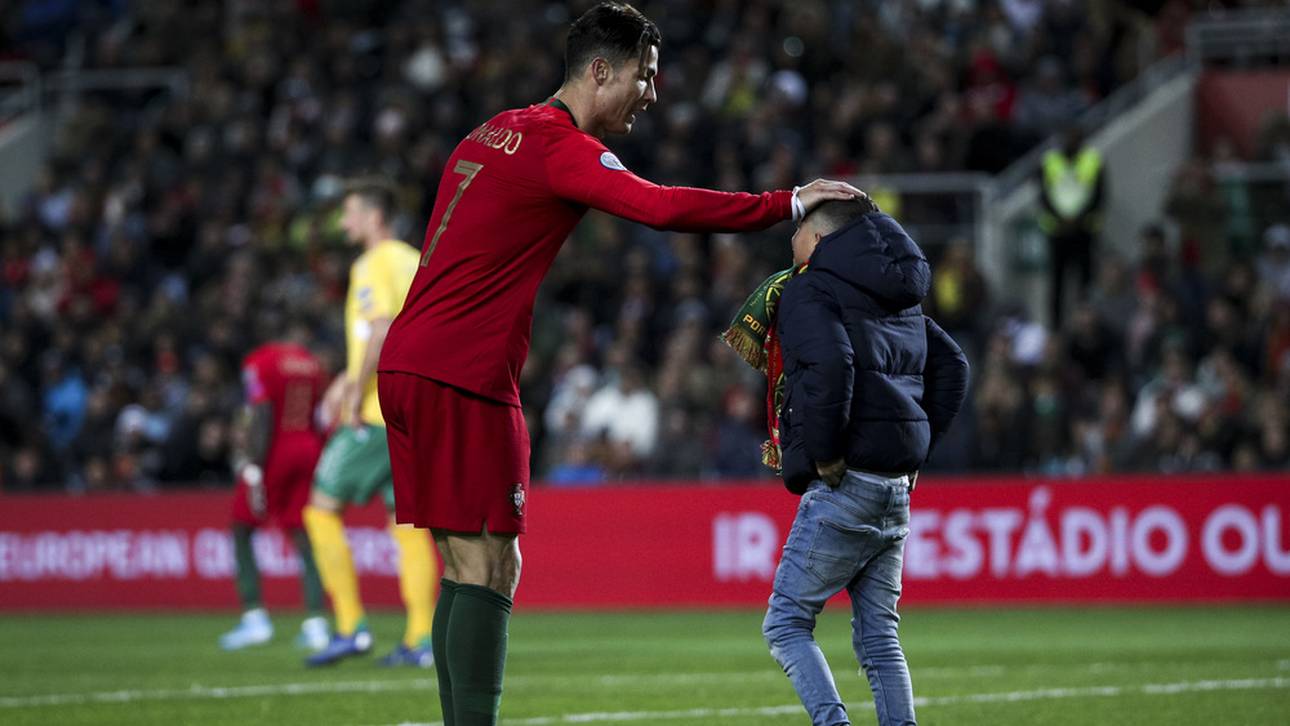 Ronaldo unterstützt Pink mit Trikots