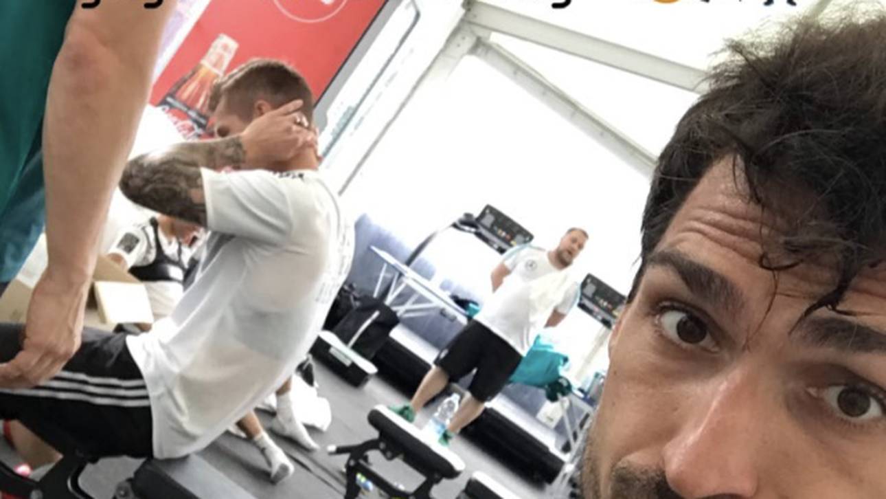 Toni Kroos (h.) ist bei der Nationalmannschaft angekommen