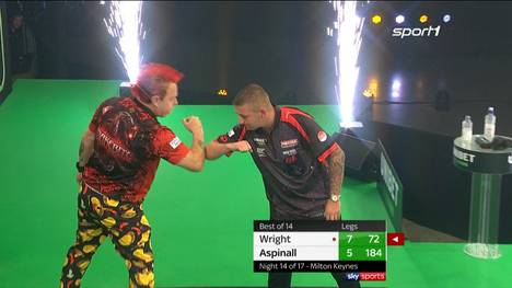 Peter Wright zeigt das Weltklasse-Niveau der vergangenen WM und punktet doppelt gegen Aspinall.