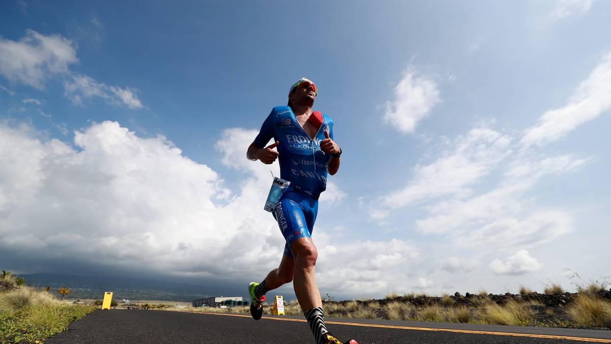 Doch Lange, dessen Markenzeichen bunte Ringelsocken sind und der sich seit Jahren vegetarisch ernährt, beweist ihm das Gegenteil. Den letzten Push gibt ihm ein Zuschauer, der ihn an den verstorbenen Darmstadt-Fan Jonathan Heimes und seinen "Du musst kämpfen"-Slogan erinnert. "Ein Stück weit geht das auch an Johnny", sagt der Champion nach seinem Triumph