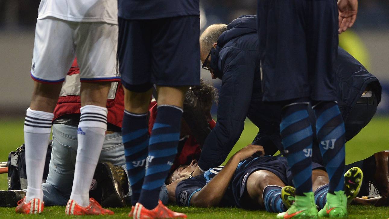 Danilo muss lange auf dem Platz behandelt werden