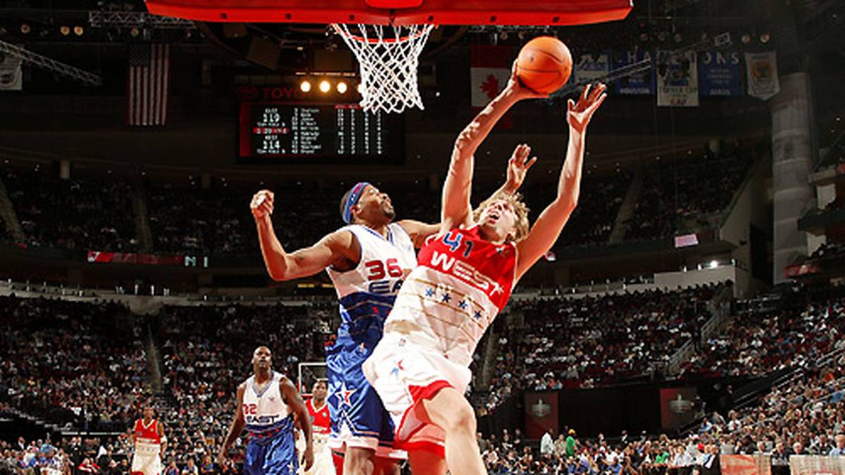 Auch 2006 ist Nowitzki beim Spiel der Besten zwischen West und Ost vertreten. In jenem Jahr senden die Detroit Pistons (Rasheed Wallace, l.) vier Spieler nach Houston aus und stellen damit den Rekord der Los Angeles Lakers aus dem Jahr 1998 ein