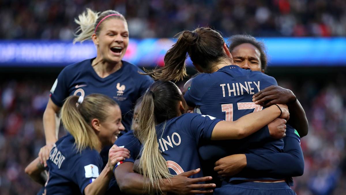 Der perfekte Start für die Gastgeberinnen: Frankreich hat bei der Frauen-WM das Eröffnungsspiel gegen Südkorea furios mit 4:0 gewonnen und die Titelambitionen untermauert