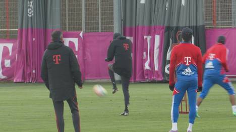 Thomas Tuchel leitet am Dienstag sein erste Trainingseinheit mit den Bayern. Mit dabei auch Bankdrücker Bouna Sarr, der sich einen Fauxpas leistet.