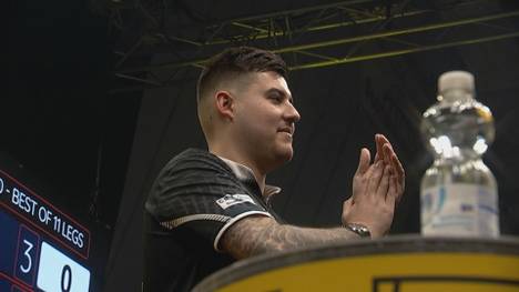 Ryan Meikle schlägt Favorit Jonny Clayton in der zweiten Runde der European Darts Open und steht verdient im Achtelfinale.