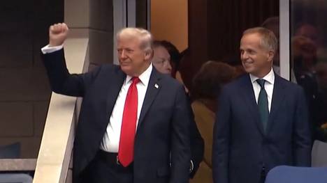 Wegen erhöhter Sicherheitsmaßnahmen durch den Besuch von US-Präsident Donald Trump startet das US-Open-Finale zwischen Jannik Sinner und Carlos Alcaraz mit 49 Minuten Verzögerung.