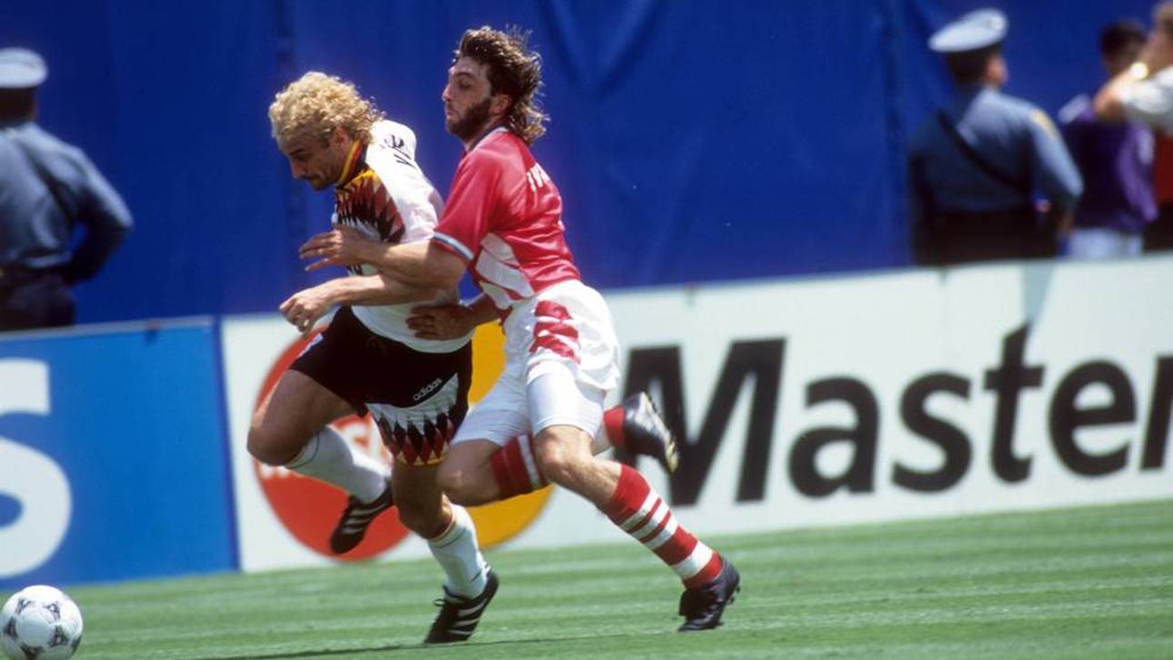 Trifon Iwanow im Zweikampf mit Rudi Völler