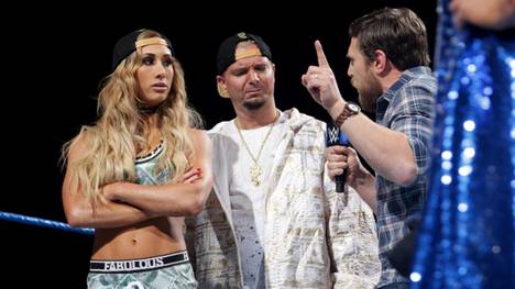 Bei WWE SmackDown Live wies Daniel Bryan (r.) Carmella und James Ellsworth in die Schranken
