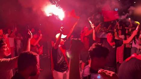 Die türkischen Fans feiern ausgiebig ihren Achtelfinaleinzug bei der UEFA EURO 2024. 