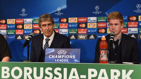 Kevin De Bruyne (r.) und Trainer Manuel Pellegrini auf der Pressekonferenz