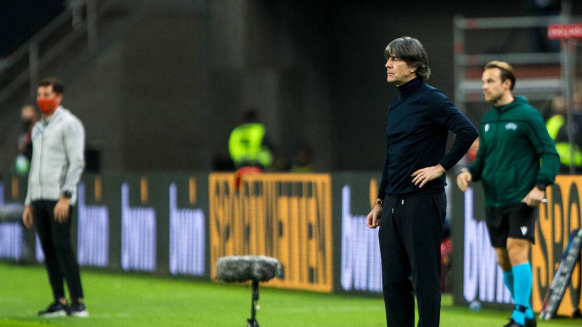 Das betraf insbesondere Löw, der den Eindruck vermittelte, dem Team keinerlei Hilfen an die Hand geben zu können, um das Desaster abzuwenden