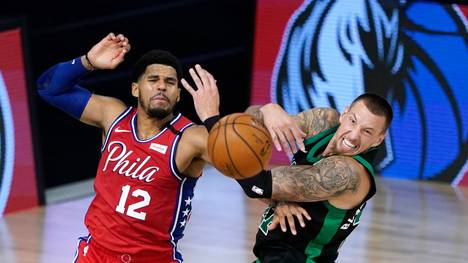 Kampf um den Ball: Tobias Harris (Philadelphia 76ers) gegen Daniel Theis von den Boston Celtics