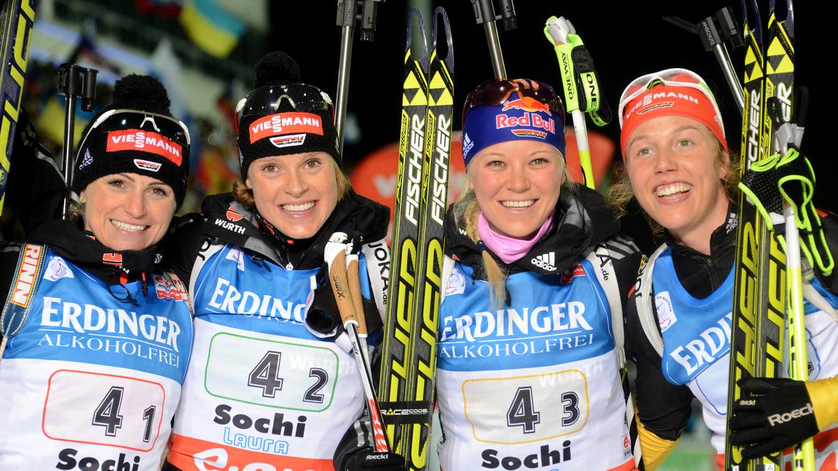 In Sotschi feiert Dahlmeier im März 2013 mit Henkel, Evi Sachenbacher-Stehle und Miriam Gössner (v.l.) ihren ersten Weltcupsieg