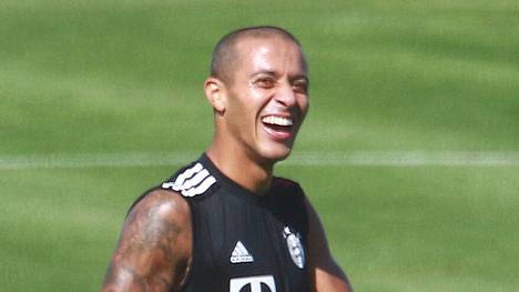 Der Wechsel von Thiago vom FC Bayern zum FC Liverpool ist beschlossene Sache. Bayern-Boss Karl-Heinz Rummenigge bestätigt den Wechsel des Spaniers in die Premier League. 