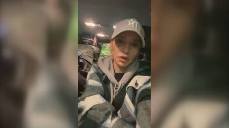 Das SPORT1-Team verlässt aufgrund der neuen Coronabestimmungen die Darts-WM in London. Moderatorin Jana Wosnitza erklärt die Hintergründe zur Abreise aus dem Ally Pally. 