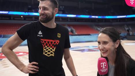 Das DBB-Team reist nach der erfolgreichen Gruppenphase von Tampere nach Riga, um dort die K.o.-Phase anzugehen. Bei einem Interview mit Leon Kratzer muss die Reporterin mitten im Interview herzlich lachen.