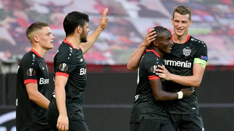 LEVERKUSEN, GERMANY - AUGUST 06: Moussa Diaby of Bayer Leverkusen celebrates with Lars Bender after scoring his sides first goal during the UEFA Europa League round of 16 second leg match between Bayer 04 Leverkusen and Rangers FC at BayArena on August 06, 2020 in Leverkusen, Germany.  (Photo by Sascha Schuermann/Pool via Getty Images)