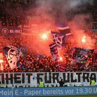 Das Sportgericht des DFB hat den Hamburger SV und Eintracht Braunschweig wegen des Verhaltens ihrer Fans zu Geldstrafen verurteilt.