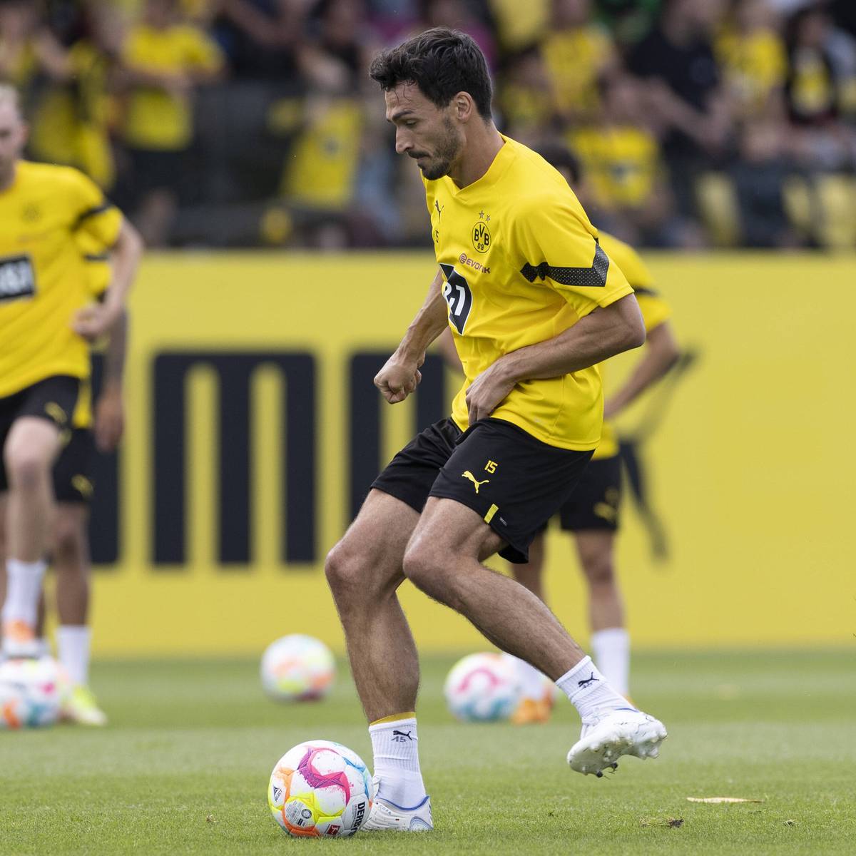 Mats Hummels wird bei Borussia Dortmund gegen namhafte Neuverpflichtungen um einen Stammplatz kämpfen müssen. Trotzdem zieht der Innenverteidiger ein positives Transferfazit und hat sich für die anstehende Saison viel vorgenommen.