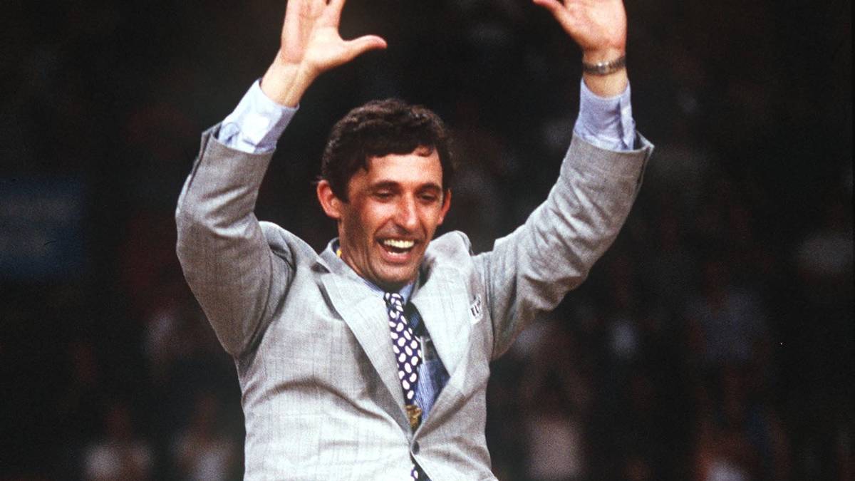 Die Mannschaft lässt ihren Trainer hochleben. Deutschland schlägt im Finale Russland in einem spannenden Match mit 71:70. Der EM-Titel ist bis heute der einzige internationale einer deutschen Herrenmannschaft