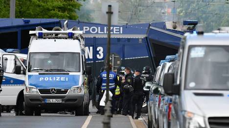 Großes Polizeiaufgebot vor dem Stadion von Dynamo Dresden: Es gibt Fan-Randale und heftige Auseinandersetzungen