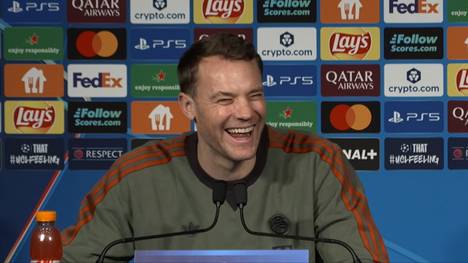 Manuel Neuer scherzt auf der Pressekonferenz vor dem Champions-League-Spiel gegen Paris Saint-Germain mit einem Reporter.