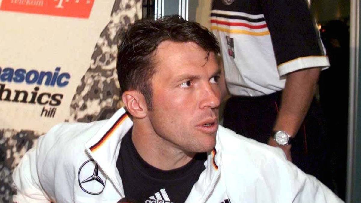 Nach dem WM-Aus gegen Kroatien folgt ein großer personeller Schnitt: Zahlreiche Weltmeister von 1990 traten zurück oder wurden nicht mehr nominiert, unter ihnen Lothar Matthäus (l.) und Jürgen Klinsmann, auch Andreas Köpke, Jürgen Kohler, Stefan Reuter, Thomas Häßler, Andreas Möller, Olaf Thon, dazu auch Thomas Helmer