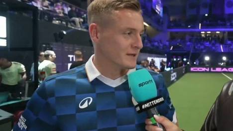 Felix Kroos wird bei der Icon League auf eine Wette mit SPORT1-Experte Stefan Effenberg angesprochen. Er verspricht, seine Schulden im Doppelpass einzulösen.